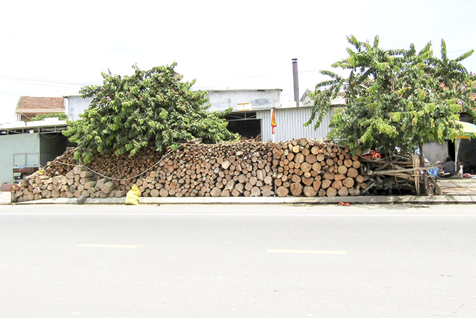 Vỉa hè thành kho để gỗ, củi