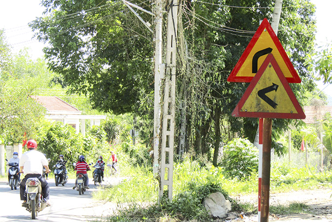 Cần thu hồi biển báo giao thông cũ