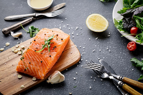 Cá hồi chứa nhiều axit béo omega-3, có đặc tính chống viêm.