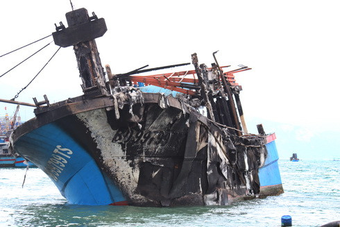 Gần đó là tàu cá BĐ-99799TS cũng hư hỏng rất nặng