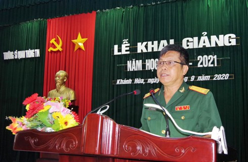 Đại tá Tống Hùng Dũng - Chính ủy nhà trường phát động phong trào thi đua quyết thắng trong năm học mới.