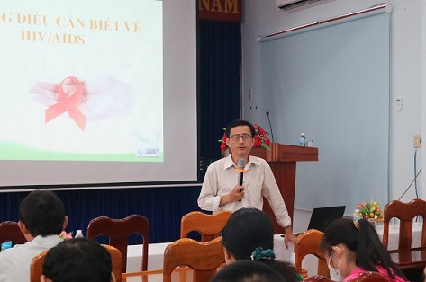 Bác sĩ Tôn Thất Toàn thông tin các nội dung về phòng, chống HIV/AIDS. 