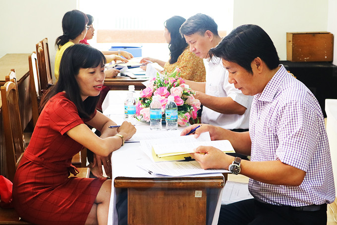Sở Giáo dục và Đào tạo kiểm tra việc trang bị sách giáo khoa  và tài liệu tham khảo của các trường tiểu học trên địa bàn TP. Nha Trang.