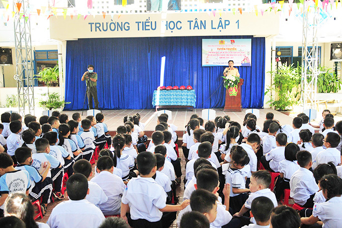 Tuyên truyền về an toàn giao thông cho học sinh Trường Tiểu học Tân Lập 1 (TP. Nha Trang).