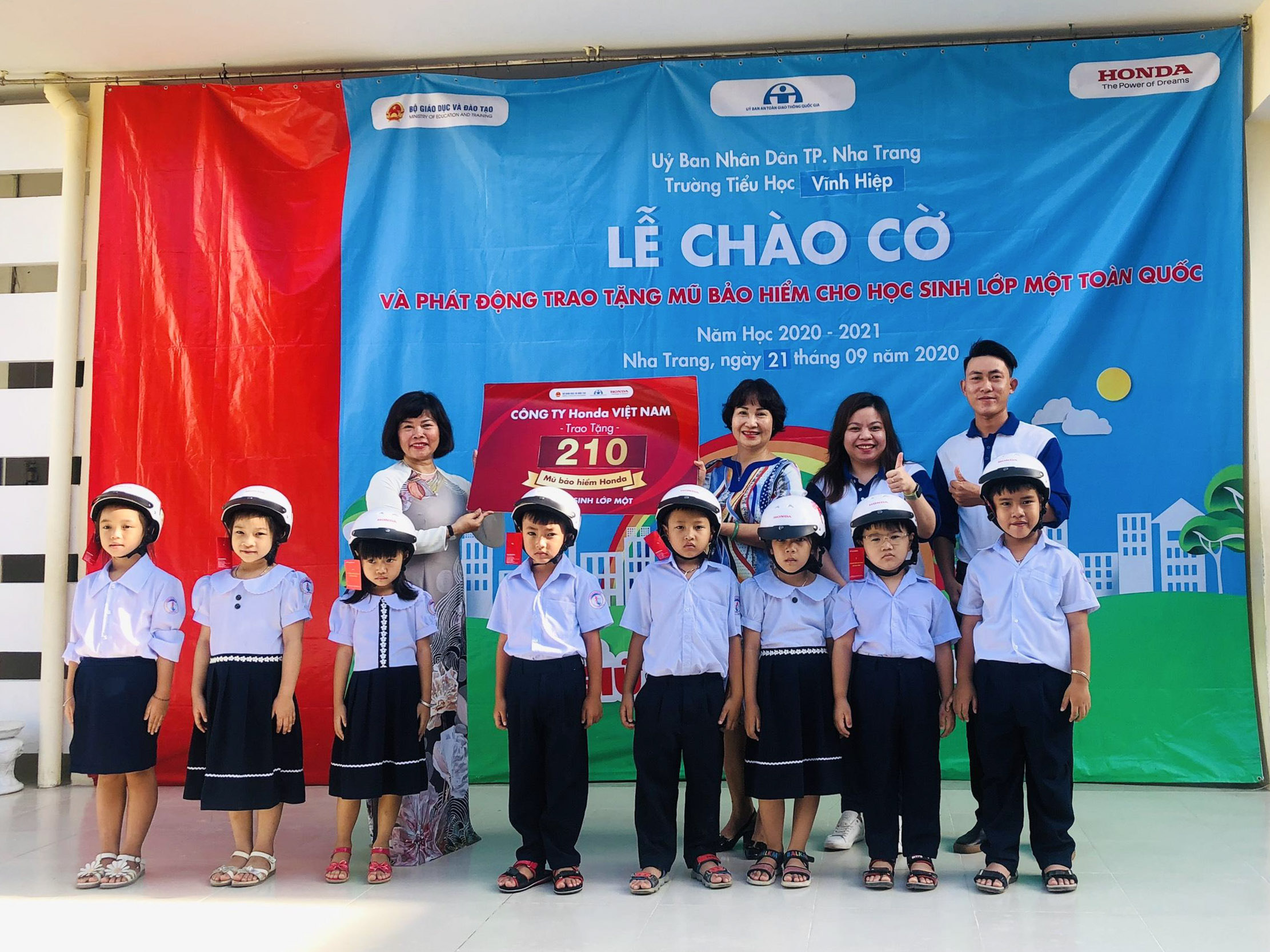 Trao 210 mũ bảo hiểm miễn phí cho học sinh