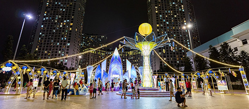 Ngắm đèn lồng hoa đăng khổng lồ, tận hưởng không gian Trung thu rực rỡ sắc màu ở Vincom