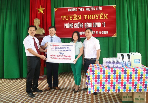 Đại diện Báo Khánh Hòa và các doanh nghiệp trao quà cho Trường THCS Nguyễn Hiền.