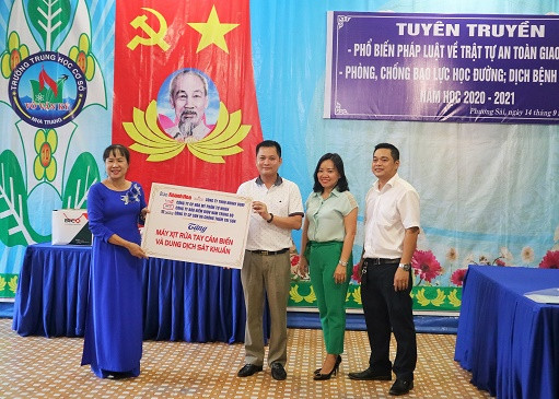 Đại diện Báo Khánh Hòa và các doanh nghiệp trao quà cho Trường THCS Võ Văn Ký. 