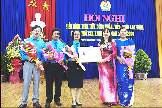Liên đoàn Lao động TP. Cam Ranh đón nhận Huân chương Lao động hạng Ba.