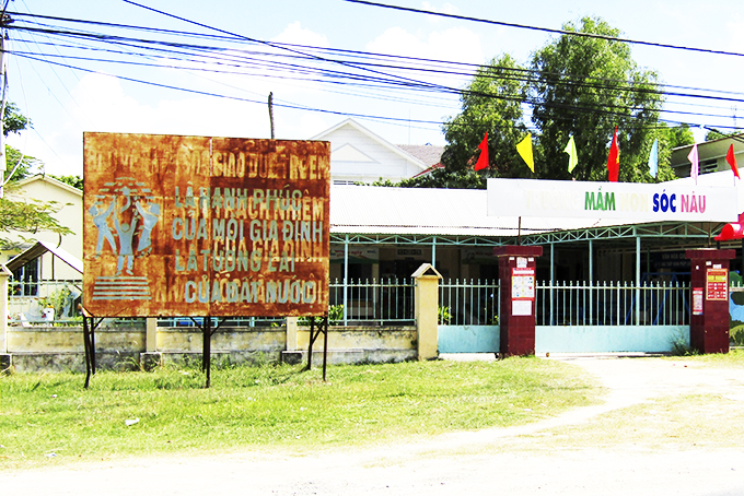 Cần thay pa nô tuyên truyền mới