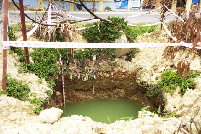 Hố sâu nguy hiểm nằm cạnh trường mầm non