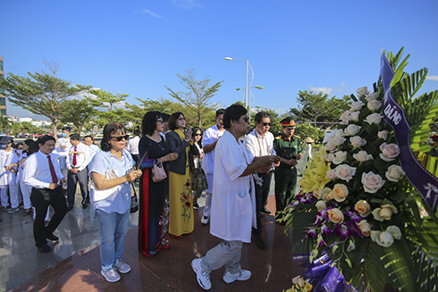 Đông đảo người dân đến viếng tượng đài tại công viên A.Yersin.