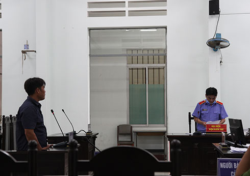 Chém người đánh con, cha vào tù