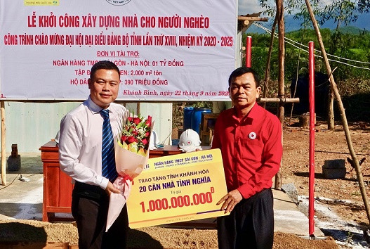 Đại diện nhà tài trợ trao tượng trưng tiền ủng hộ cho Hội Chữ Thập đỏ tỉnh Khánh Hòa. 