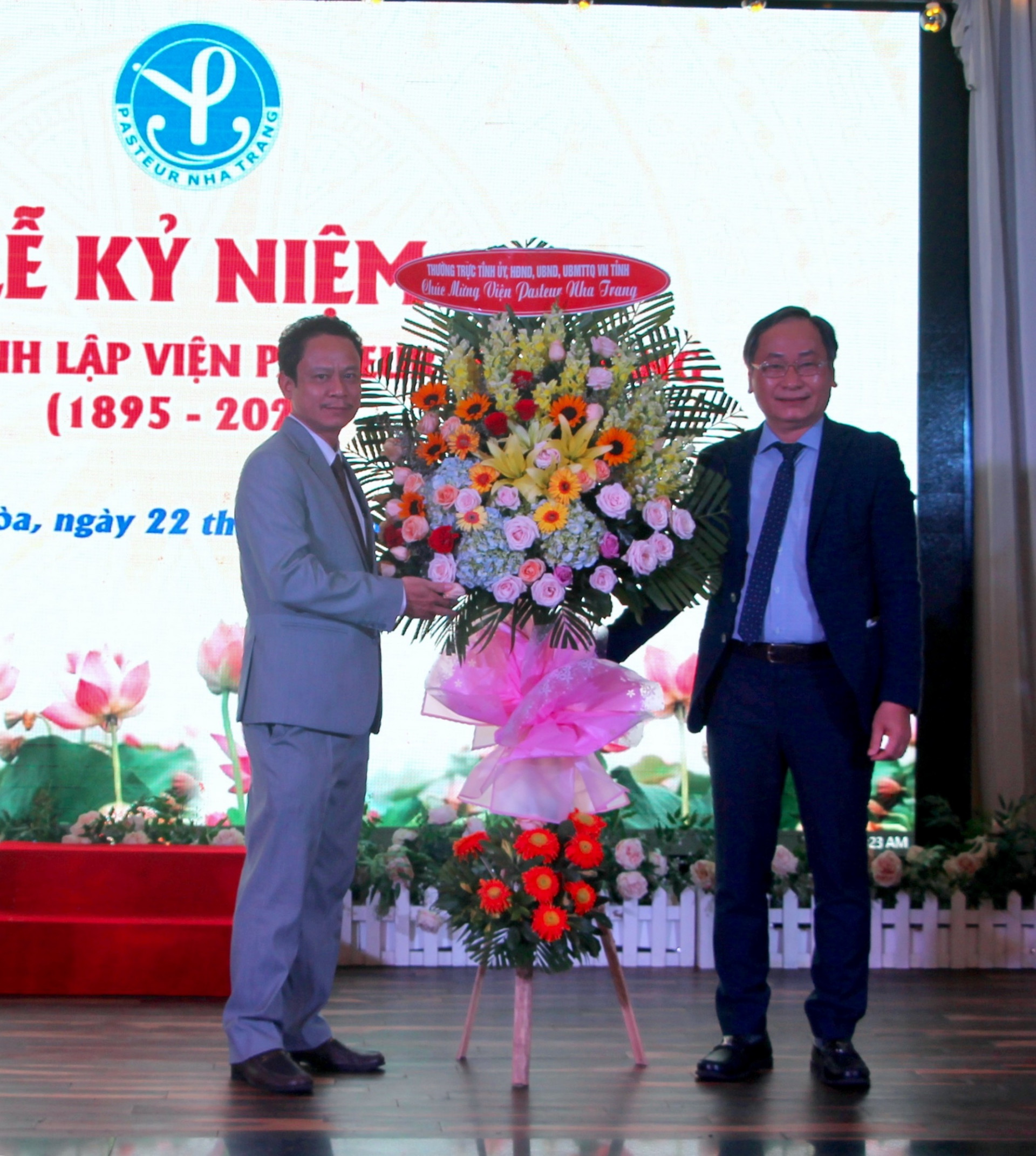Thay mặt UBND tỉnh ông Nguyễn Đắc Tài tặng hoa chúc mừng Kỷ niệm 125 năm ngày thành lập Viện Pasteur Nha Trang