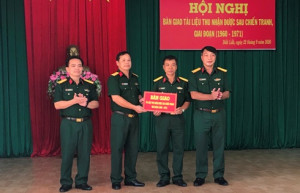 Bộ Chỉ huy Quân sự tỉnh Khánh Hòa nhận tài liệu còn sót lại sau chiến tranh tại Đắk Lắk