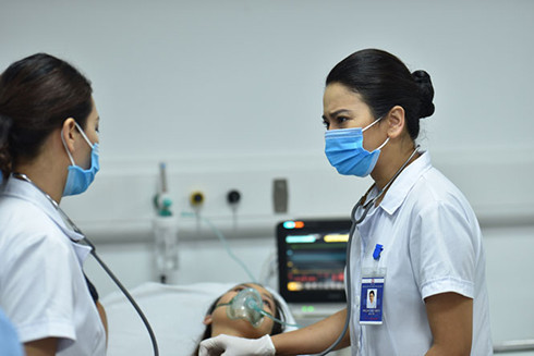 Diễn viên Thúy Hằng (bên phải) vào vai bác sĩ Thủy.