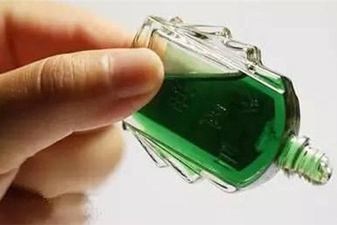 Công dụng bất ngờ của dầu gió 99% chị em chưa biết