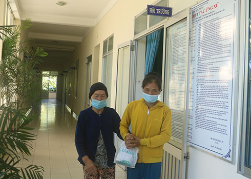 Khám mắt miễn phí cho 183 người cao tuổi huyện Khánh Vĩnh