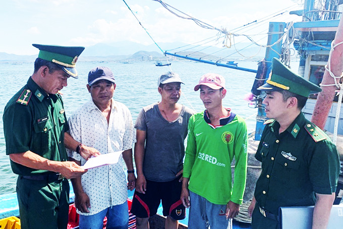 Cán bộ, chiến sĩ đơn vị tuyên truyền trực tiếp cho ngư dân trên tàu cá.