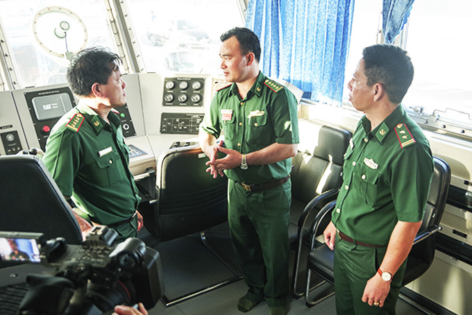 Đại tá Trần Quốc Toản - Chỉ huy trưởng Bộ Chỉ huy Bộ đội Biên phòng tỉnh  kiểm tra công tác chuẩn bị biên đội tàu tại Hải đội 2.