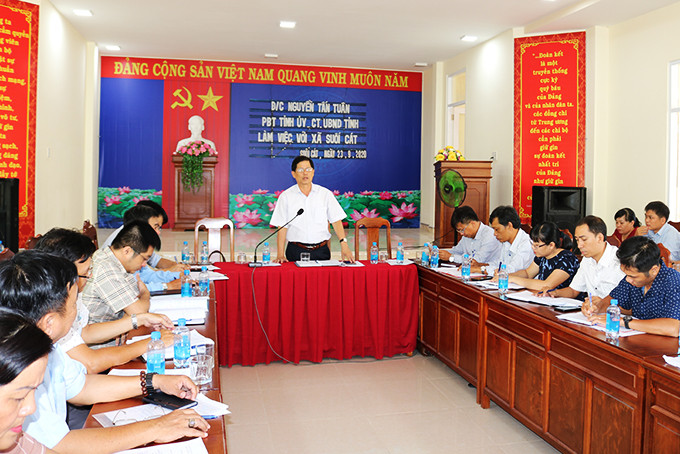 Ông Nguyễn Tấn Tuân phát biểu chỉ đạo tại buổi làm việc với xã Suối Cát. 