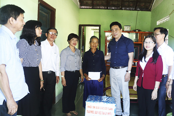 Ông Nguyễn Khắc Toàn thăm, tặng quà một gia đình chính sách.