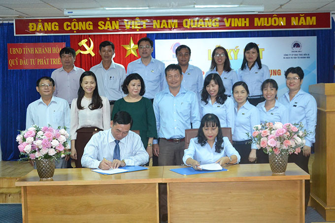 Leaders of two units signed credit financing contract.