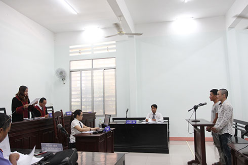 Con rủ bạn tống tiền cha mẹ