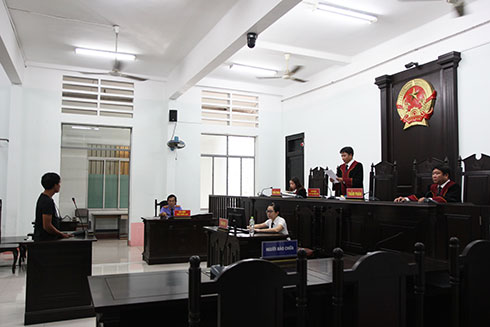 Chạy xe ẩu, tông người gần chết