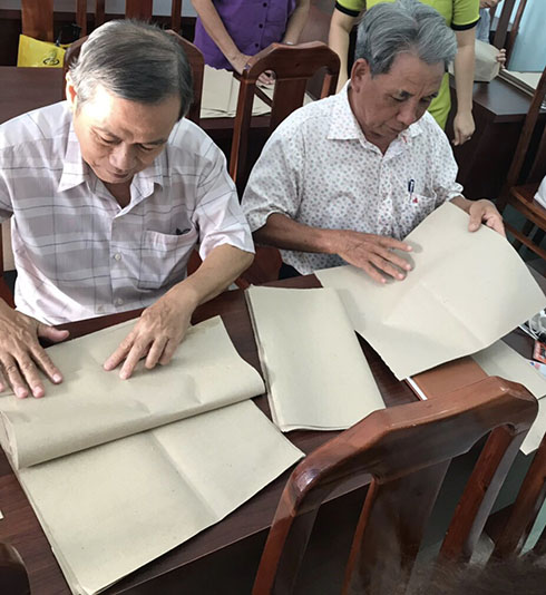 Tặng 1.000 túi giấy cho các tiểu thương