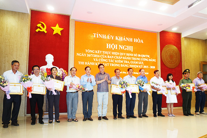 Ông Nguyễn Khắc Toàn và ông Hà Quốc Trị trao bằng khen và tặng hoa cho các cá nhân.