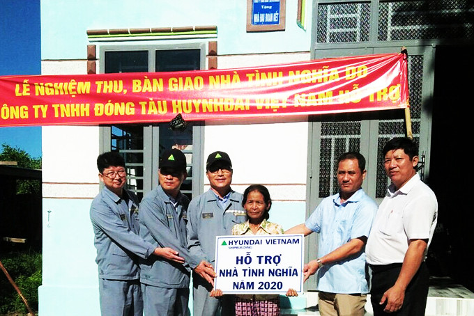 Đại diện các đơn vị trao nhà cho một hộ gia đình ở xã Ninh Tây.