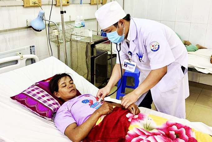 Điều trị bệnh cho bệnh nhân tại Bệnh viện Đa khoa huyện Khánh Sơn. 