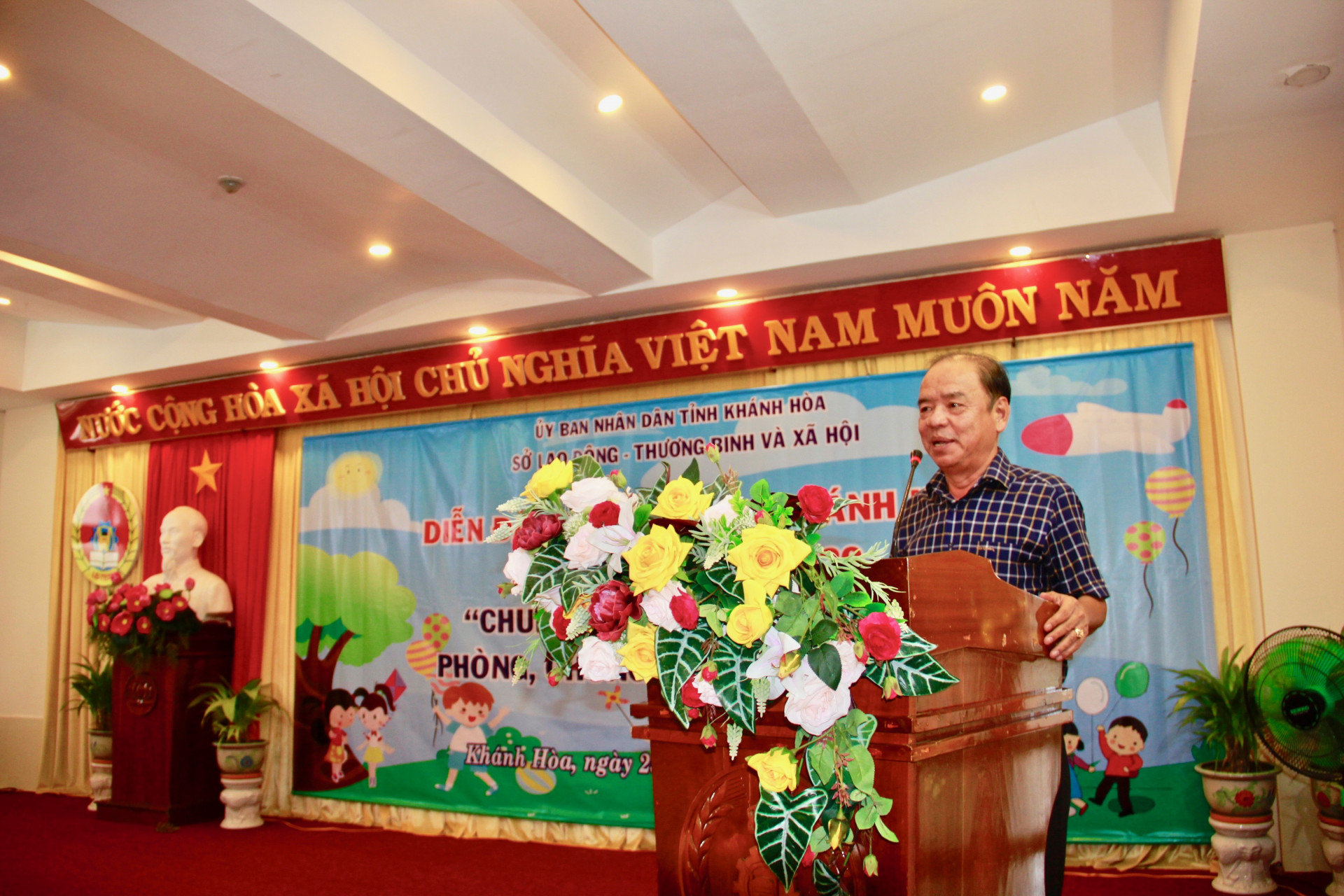 Ông Võ Bình Tân - Phó Giám đốc Sở Lao động - Thương binh - Xã hội phát biểu khai mạc Diễn đàn
