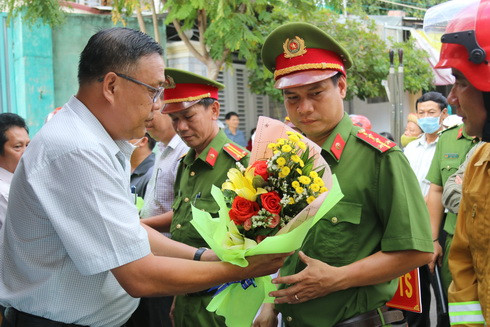 Lãnh đạo phường Vĩnh Hải tặng hoa các đơn vị tham gia diễn tập