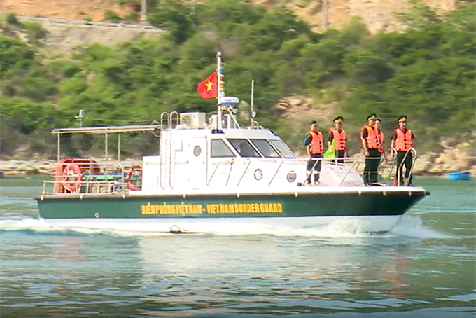 Ra quân kiểm tra, duy trì an ninh trật tự trên đảo Bình Hưng