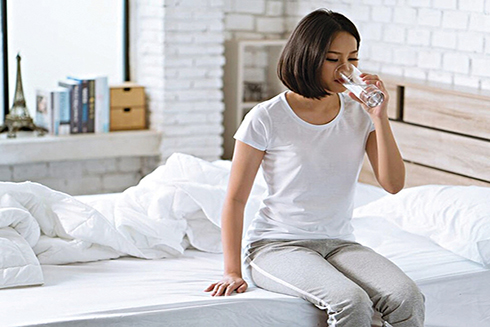 11 lợi ích của uống nước khi đói