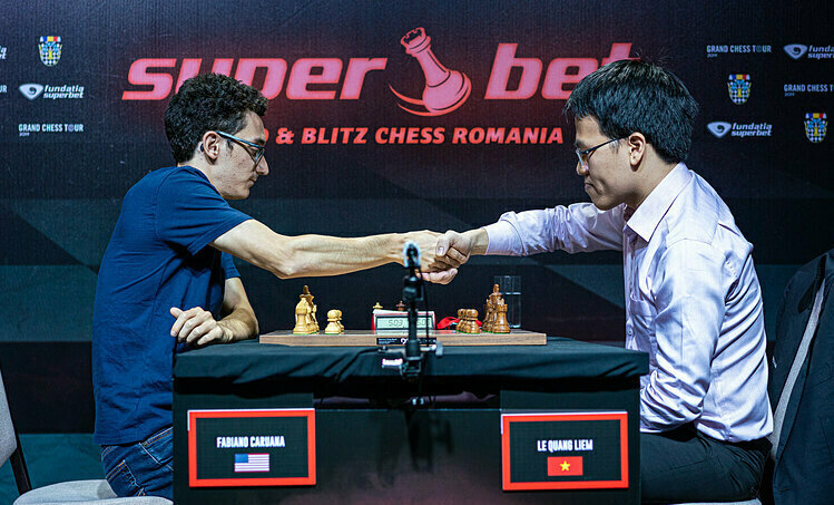 Quang Liêm (phải) từng thắng Caruana ở giải cờ nhanh chớp Grand Chess Tour ở Romania năm 2019. Ảnh: Lennart Ootes