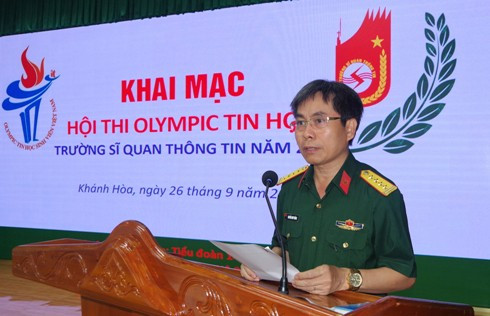 Đại tá, Tiến sĩ Nguyễn Như Thắng - Phó Hiệu trưởng đào tạo Trường Sĩ quan Thông tin phát biểu khai mạc hội thi.