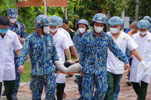 Cán bộ, chiến sĩ đảo Phan Vinh đưa bệnh nhân lên máy bay vào đất liền chữa trị.