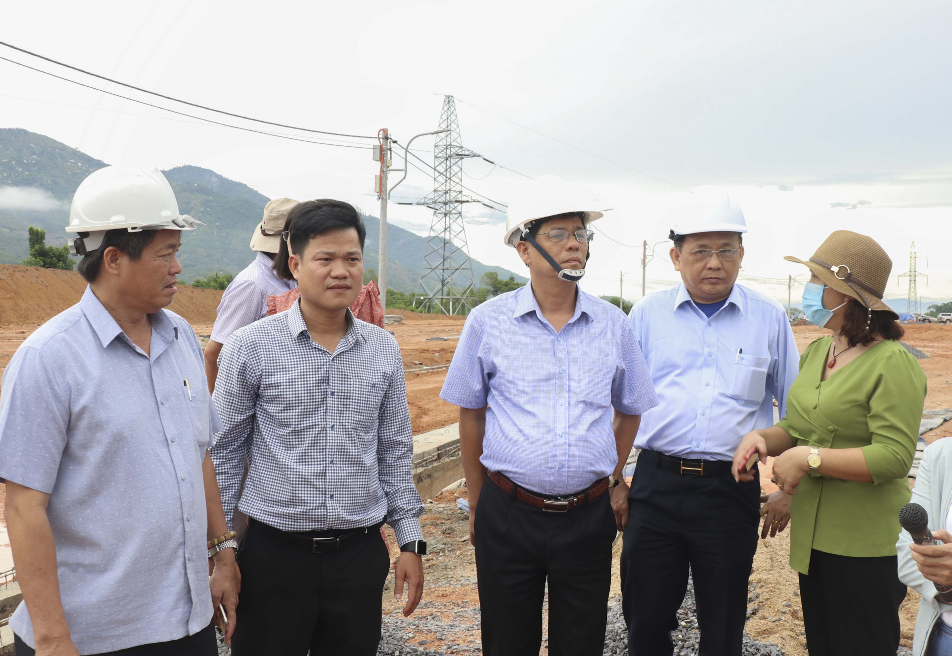 Lãnh đạo tỉnh nghe đại diện UBND huyện Cam Lâm báo cáo tiến độ các khu tái định cư.