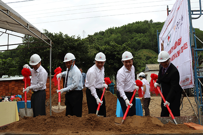 Các vị đại biểu thực hiện nghi thức khởi công xây dựng nhà ở cho hộ nghèo thị trấn Tô Hạp