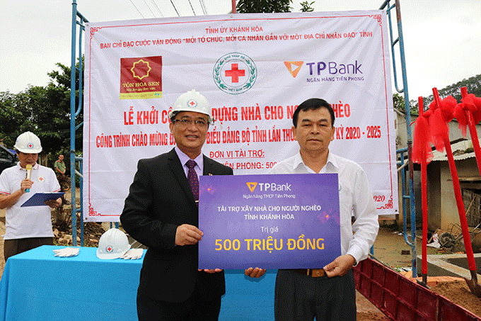 Đại diện Ngân hàng Thương mại Cổ phần Tiên Phong tài trợ xây nhà cho người nghèo