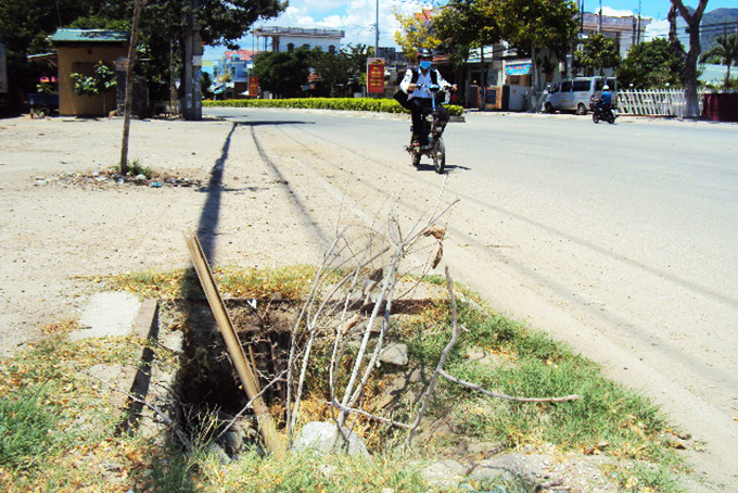 Cần thay mới nắp hố ga