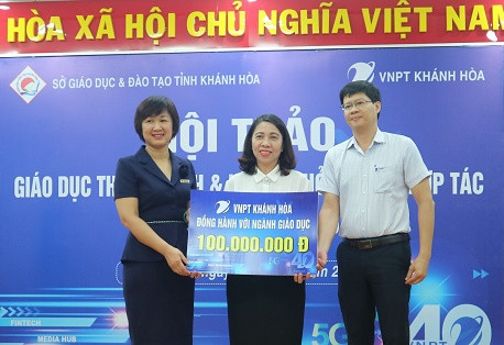 Công đoàn VNPT Khánh Hòa trao hỗ trợ cho Công đoàn ngành Giáo dục tỉnh. 