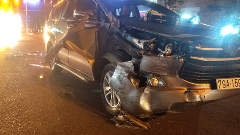 Xe Toyota Innova hỏng nặng sau cú tông mạnh