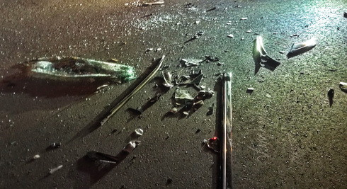 Mảnh kính cùng mảnh vỡ của xe Toyota Innova rơi xuống mặt đường