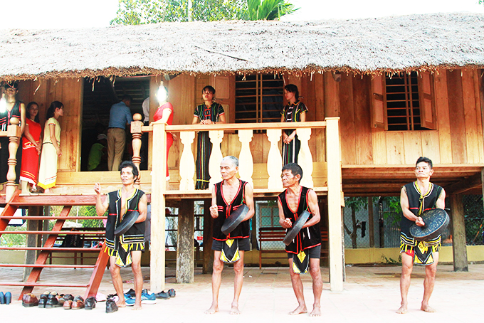 Khánh Sơn: Các cơ sở văn hóa, thể thao chưa đạt chuẩn