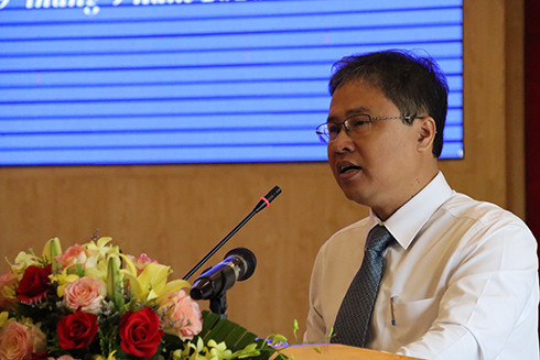 Ông Trần Hòa Nam - Giám đốc Sở Kế hoạch - Đầu tư đại diện UBND tỉnh trình bày các tờ trình